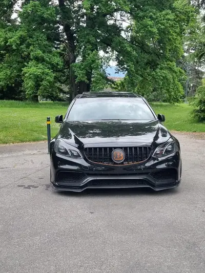Mercedes-Benz E 63 AMG 2013 — 800 ch Brabus, berline de prestige haute performance — vue extérieure