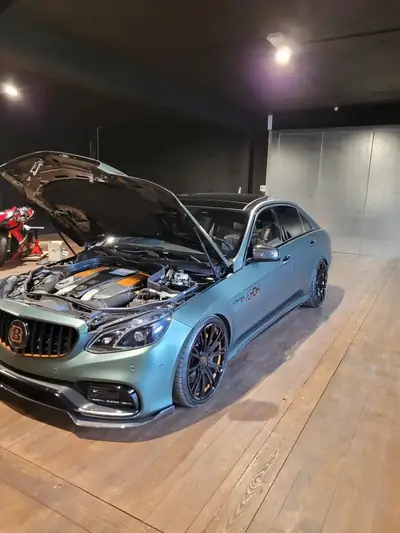 Mercedes-Benz E 63 AMG 2013 — 800 ch Brabus, berline de prestige haute performance — côté