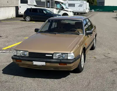 Mazda 626 1983 — Berline classique avec statut de véhicule de collection — vue extérieure