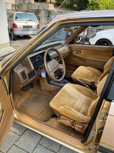 Mazda 626 1983 — Berline classique avec statut de véhicule de collection — tableau de bord