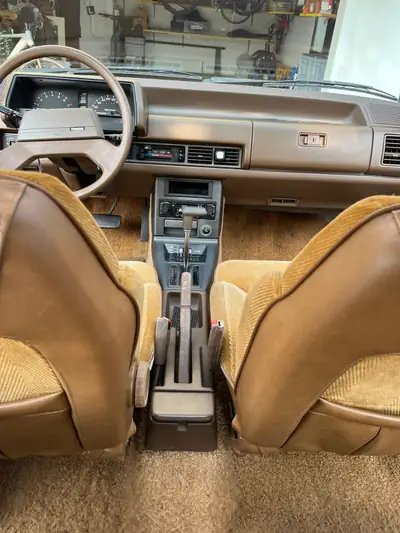 Mazda 626 1983 — Berline classique avec statut de véhicule de collection — détail