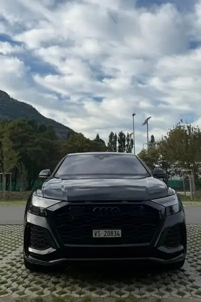 Audi RS Q8 2024 — SUV haute performance hybride, 599 ch et design noir intense — côté
