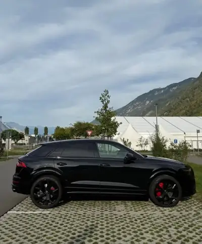 Audi RS Q8 2024 — SUV haute performance hybride, 599 ch et design noir intense — vue extérieure