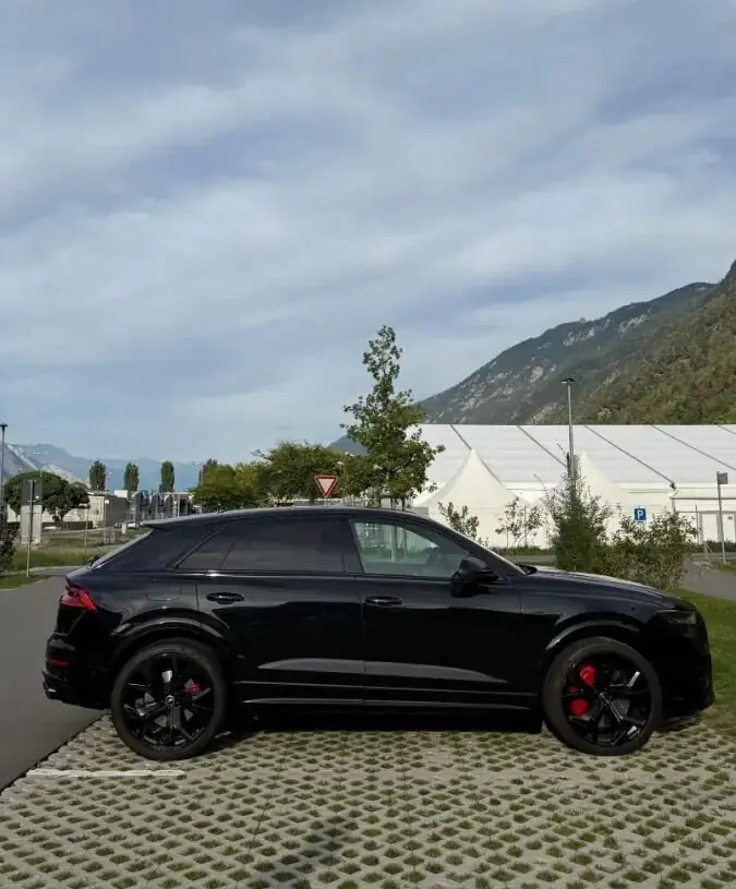 Audi RS Q8 2024 — SUV haute performance hybride, 599 ch et design noir intense