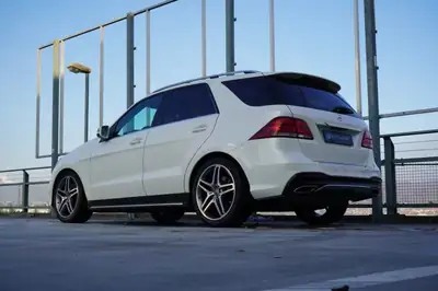 Mercedes-Benz GLE 500 — SUV premium 455 ch, transmission intégrale, élégance blanche — arrière