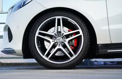 Mercedes-Benz GLE 500 — SUV premium 455 ch, transmission intégrale, élégance blanche — détail