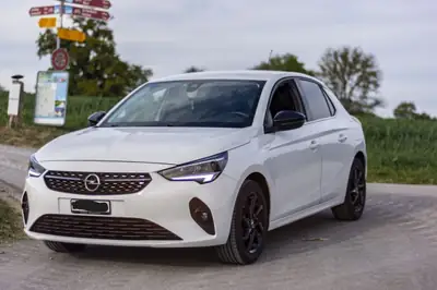 Opel Corsa 1.2 100 ch — Citadine élégante, bien entretenue, prête à rouler — fianco