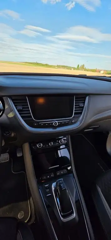 Opel Grandland X Hybrid4 — SUV plug-in 300 ch, batterie neuve, 4x4 intelligent — tableau de bord