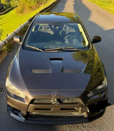 Mitsubishi Lancer Evolution X — Berline sportive turbo 295 ch, transmission intégrale — côté