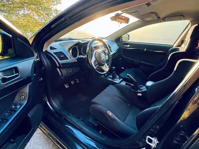 Mitsubishi Lancer Evolution X — Berline sportive turbo 295 ch, transmission intégrale — Miniature 13