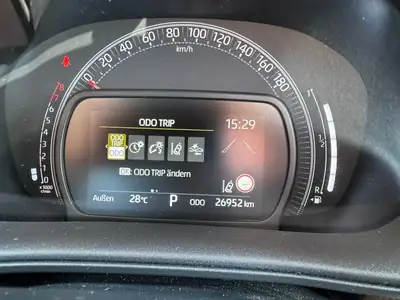 Toyota AYGO X 2023 — Petit SUV urbain dynamique, toit panoramique, 28'000 km — Miniature 9