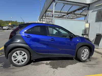 Toyota AYGO X 2023 — Petit SUV urbain dynamique, toit panoramique, 28'000 km — Miniature 11