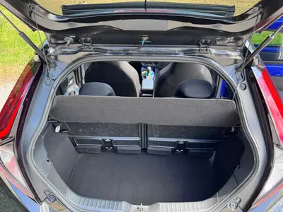 Toyota AYGO X 2023 — Petit SUV urbain dynamique, toit panoramique, 28'000 km — Miniature 10