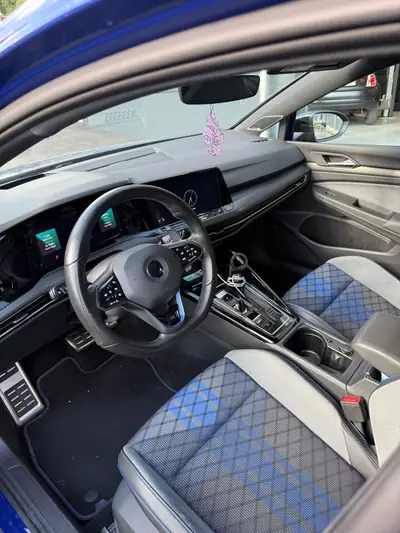 VW Golf 2023 — 319 ch Essence Automatique, Jantes Hiver Incluses — interni