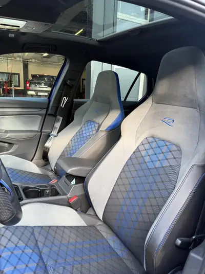 VW Golf 2023 — 319 ch Essence Automatique, Jantes Hiver Incluses — dettaglio
