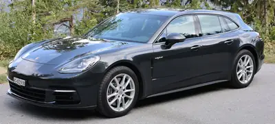 Porsche Panamera Hybride 462 ch — Berline sportive suisse, entretien Porsche Zug — Seitenansicht