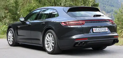 Porsche Panamera Hybride 462 ch — Berline sportive suisse, entretien Porsche Zug — Heckansicht