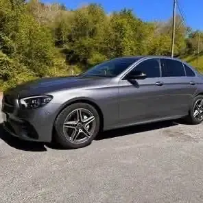 Mercedes-Benz E 200 d — Berline premium diesel, AMG Line, entretien exemplaire — Heckansicht