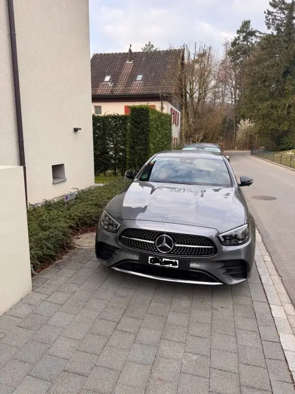 Mercedes-Benz E 200 d — Berline premium diesel, AMG Line, entretien exemplaire