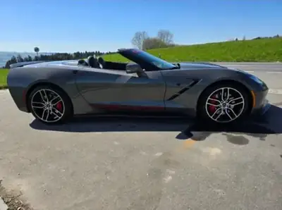 Chevrolet Corvette Cabriolet 2015 — Muscle car américain 466 ch, entretien impeccable — fianco