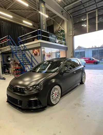 VW Golf 6 R — Sportive affûtée 270 ch, personnalisée avec soin — vue extérieure