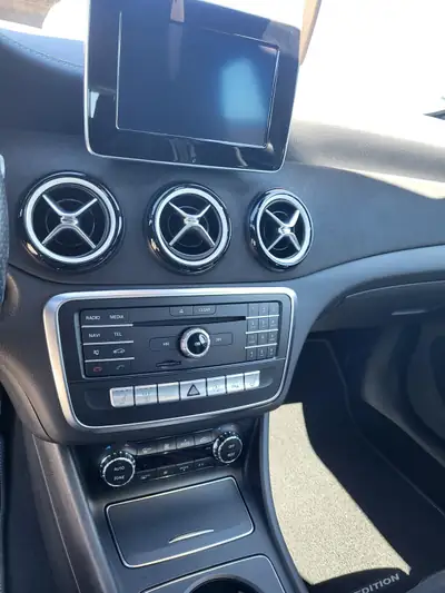 Mercedes-Benz Classe A 220 — Berline compacte premium essence, kilométrage modéré — tableau de bord