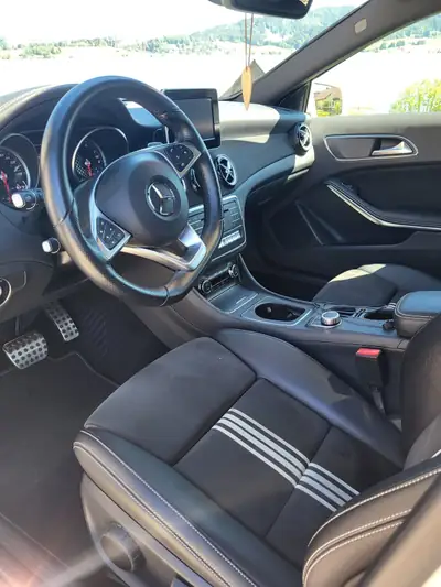 Mercedes-Benz Classe A 220 — Berline compacte premium essence, kilométrage modéré — intérieur