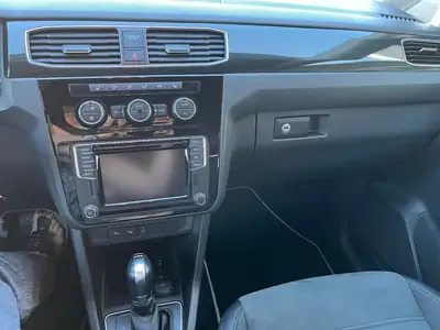 VW Caddy 2019 — Fourgon polyvalent essence automatique, entretien impeccable — Miniatura 15