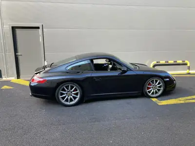 Porsche 911 Coupé 2006 — 355 ch, boîte manuelle, légende intemporelle — côté