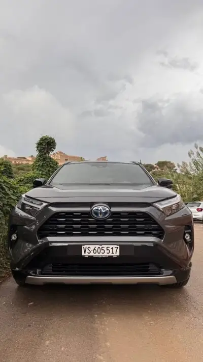 Toyota RAV4 Premium Full Hybrid 4WD — SUV polyvalent, peu kilométré, toit panoramique — Heckansicht