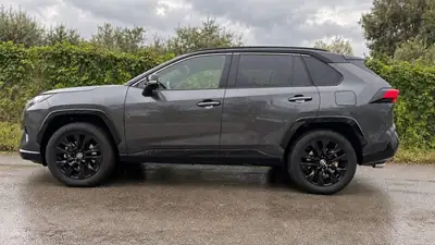 Toyota RAV4 Premium Full Hybrid 4WD — SUV polyvalent, peu kilométré, toit panoramique — Außenansicht