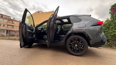 Toyota RAV4 Premium Full Hybrid 4WD — SUV polyvalent, peu kilométré, toit panoramique — Innenraum