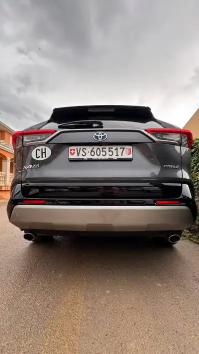 Toyota RAV4 Premium Full Hybrid 4WD — SUV polyvalent, peu kilométré, toit panoramique — Armaturenbrett