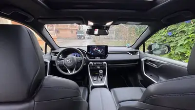 Toyota RAV4 Premium Full Hybrid 4WD — SUV polyvalent, peu kilométré, toit panoramique — Detail