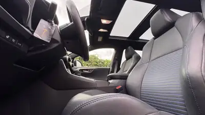 Toyota RAV4 Premium Full Hybrid 4WD — SUV polyvalent, peu kilométré, toit panoramique — Miniatur 8