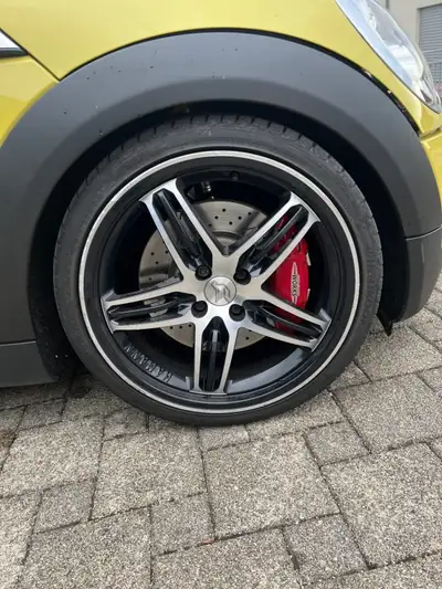 MINI Cabrio 174 ch — Décapotable pétillante, jaune vif, 85'000 km — vista posteriore