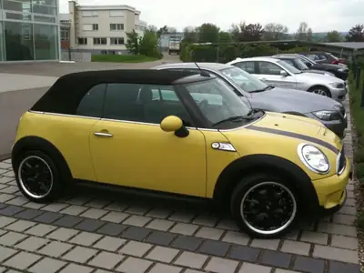 MINI Cabrio 174 ch — Décapotable pétillante, jaune vif, 85'000 km — fianco