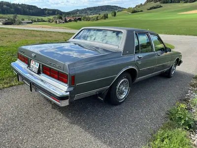 Chevrolet Caprice 1987 — Berline américaine légendaire, 26'500 km seulement — interni