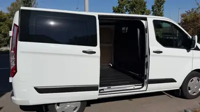 Ford Transit Custom — Diesel 170 ch automatique, entretien Ford complet — intérieur
