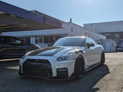 Nissan GT-R 2017 — Supercar légendaire, 720 PS et carbone sport — side view