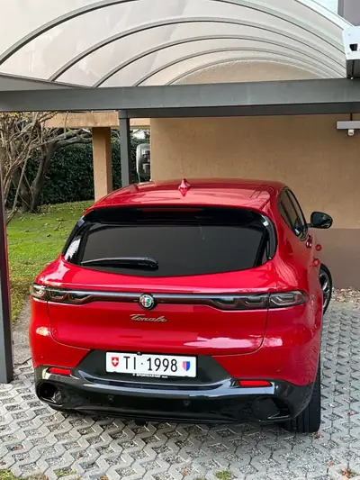 Alfa Romeo Tonale 2022 — SUV compact hybride mild, attelage remorque inclus — Seitenansicht