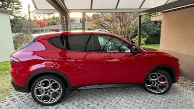Alfa Romeo Tonale 2022 — SUV compact hybride mild, attelage remorque inclus — Heckansicht