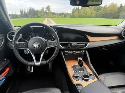Alfa Romeo Giulia 280 ch — Berline sportive affûtée, entretien impeccable — Miniatur 10