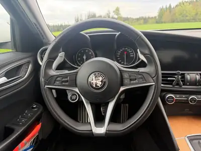 Alfa Romeo Giulia 280 ch — Berline sportive affûtée, entretien impeccable — Miniatur 11