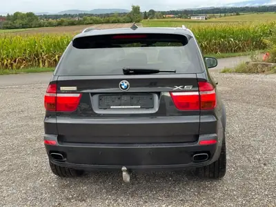 BMW X5 2010 — SUV premium robuste, 272 ch et transmission automatique — vista posteriore