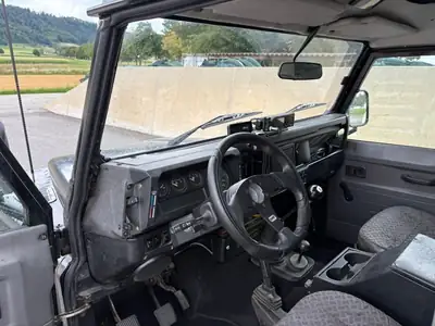 Land Rover Defender 90 TD5 — Légende 4x4 tout-terrain, châssis impeccable — rear view