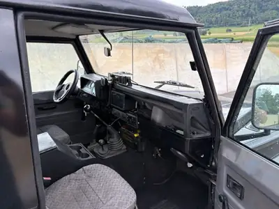 Land Rover Defender 90 TD5 — Légende 4x4 tout-terrain, châssis impeccable — interior