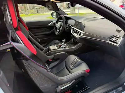 BMW M4 Coupé 2022 — 550 ch, Frozen Brooklyn Grey, kilométrage quasi neuf — Miniatura 7