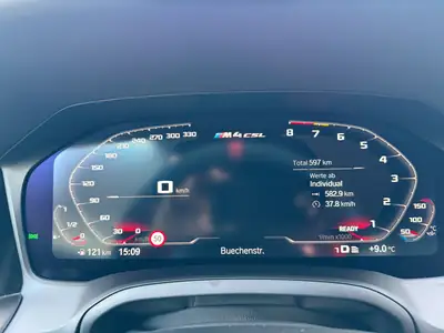 BMW M4 Coupé 2022 — 550 ch, Frozen Brooklyn Grey, kilométrage quasi neuf — Miniatura 9