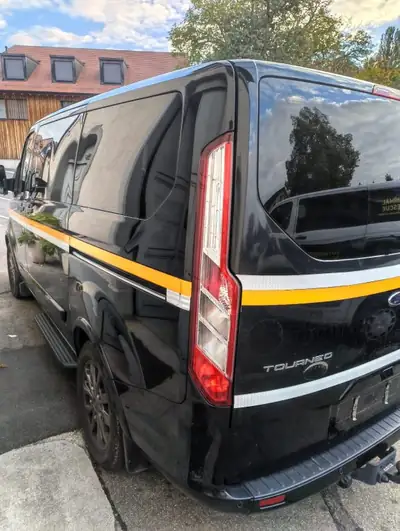 Ford Tourneo Custom — Minibus 8 places diesel, spacieux et polyvalent — Heckansicht